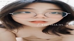 地味そうなメガネ女子校生