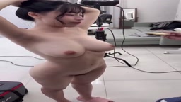 おっぱいにペンキを塗られる美女