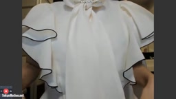 おっぱいで会話する美女