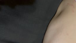 寝てる母のまんこに指入れ　無修正