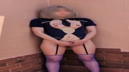 エッチな衣装で露出