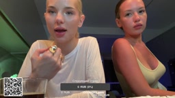 ロシアのライブストリーマーは透明な長い白いTシャツだけを着ていた