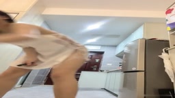 较小杨葱葱有超能力现场裸舞诱惑鸡蛋自慰玩出新花样 Private Nude Dance