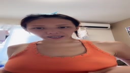 配信おっぱい見せちゃうママさん　娘が近くにいるのに…