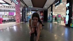 ショッピングモール露出