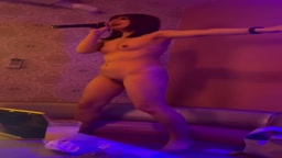 全裸でカラオケ