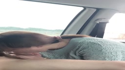 人妻熟女の車内フェラ