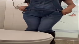 中国人女性がおしっこを我慢する