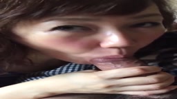 極太チンポを美味しそうにしゃぶるおばさん