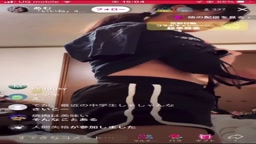 ライブ　着替え　切り忘れ？でラッキーハプニング(年齢不詳)