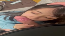 彼氏のでかちんぽをしゃぶる彼女