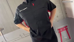 制服姿で駐車場に呼び出して野外露出