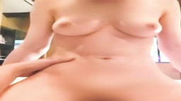 騎乗位で痙攣が止まらなくなる美乳娘