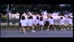 昭和のパンチラ。女子集団挑発パンツ攻撃