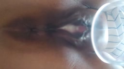 おしっこ　コップに