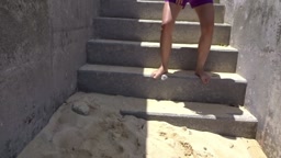 おしっこ　海岸で