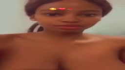 黒人美女 自撮り①