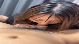 かわいい彼女が口で丁寧に