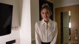 HotelRP0159FL(海外モデル体型のノーブラブロンド客室係)