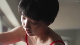 この豊満な女性はロビーでオ◯ニーさせるのが好きです。