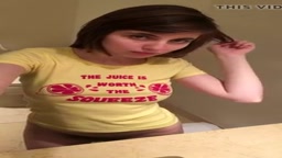 欧米美女、友人により全裸を披露することに