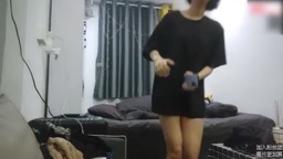 大学生が部屋で…