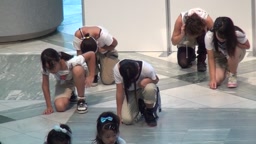 c 胸元ゆるゆるダンス