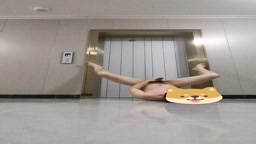 电梯前全裸撸管