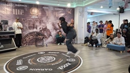 ブレイクダンスでブラが丸見えになる女