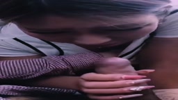 派手なネイルのお姉さん