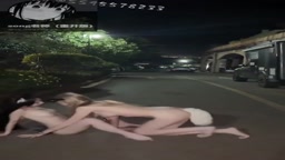 裸足全裸で露出するc国の2人組