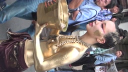 金粉ショー 衣装がズレて乳首がポロリ