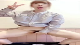 仕事中？ガニ股オナニー