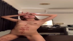 生き恥芸人もえ ガニ股ダンス