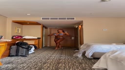 ホテルでポージング