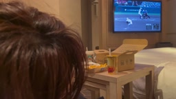 er_30_40代熟女が涼しい部屋でバットをしゃぶりながら真夏の甲子園球児を応援