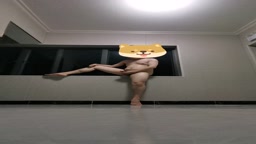 マンション廊下窓の前で全裸オナニー