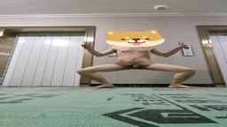 エレベーター前で全裸オナニー
