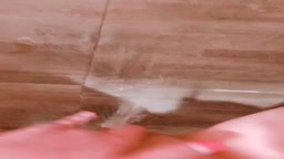 床に潮ぶちまけオナニー①