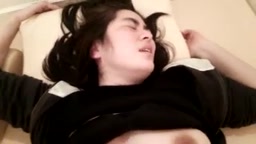 ぽっちゃり奥さんが乳を揺らせて快感に耐える