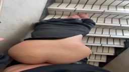 ギャル非常階段で