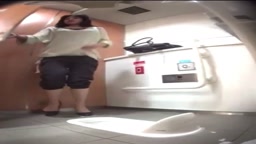 何食わぬ顔して実はおしっこ我慢限界の女