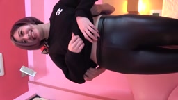 皮パンショートカット女子登場 中出しされた陰毛未処理のマンコをご開帳