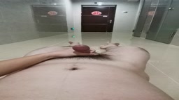 マンションの廊下に寝そべって全裸でオナニー