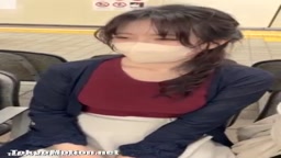 電車5P集団チカン密着で巨乳揉み手マン公衆の面前で捲り