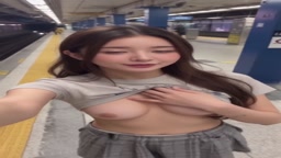 露出　おっぱいポロリ