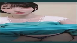 ライブ　スカート捲り上げてパンツ見せてくれる美人