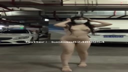 清楚系女子の駐車場で露出