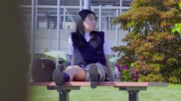 JKの短すぎるスカートめくってパンツお触り痴◯