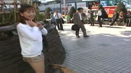 露出 結城杏奈 新宿駅前で着替え